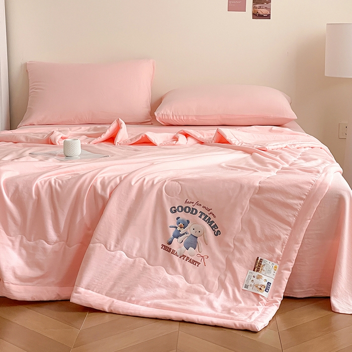 91家纺网 家纺一手货源 找家纺 易展家居 2026新款水洗棉大豆纤维夏被 布偶乐园-粉色