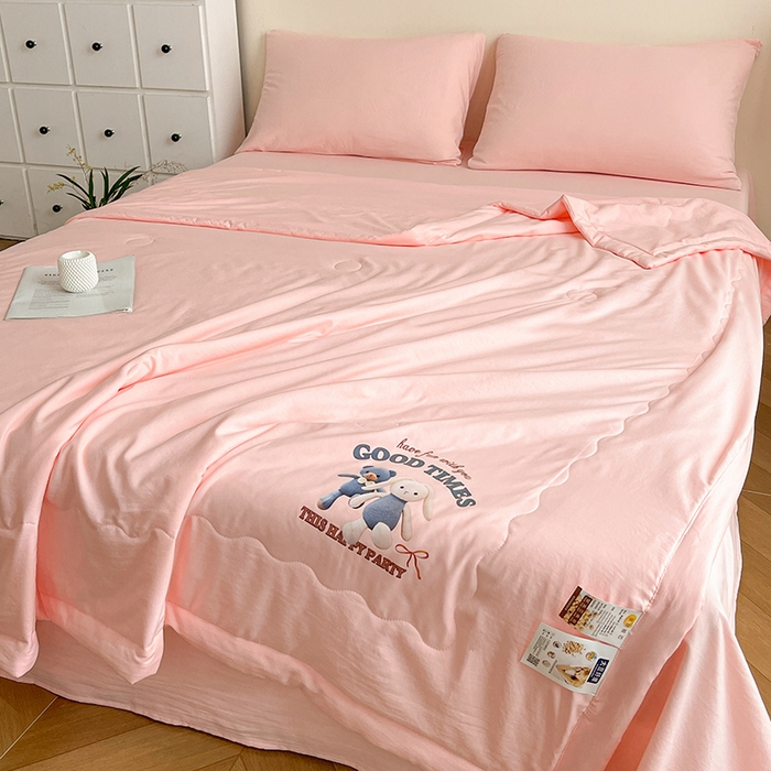 91家纺网 家纺一手货源 找家纺 易展家居 2026新款水洗棉大豆纤维夏被 布偶乐园-粉色