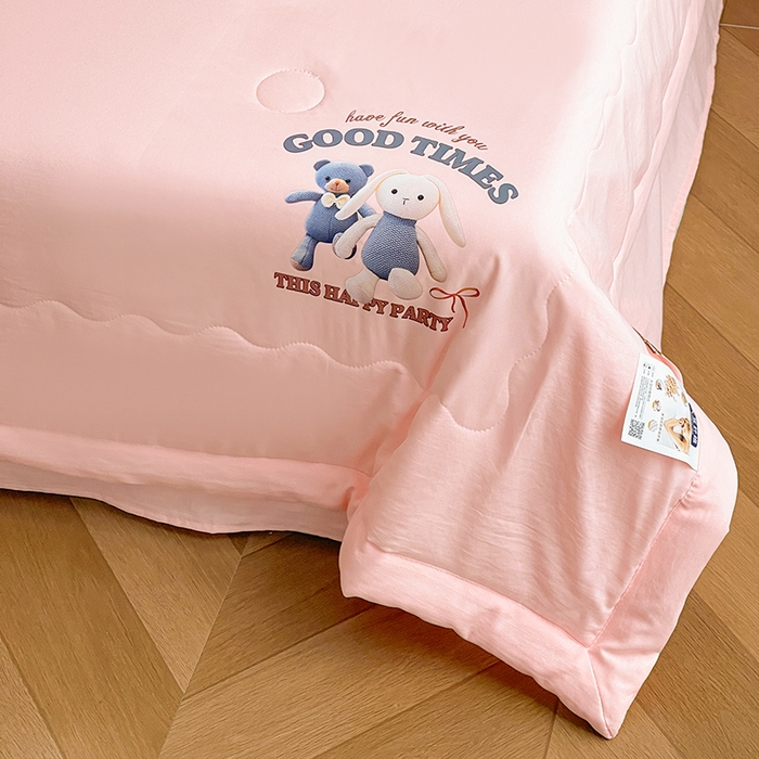 91家纺网 家纺一手货源 找家纺 易展家居 2026新款水洗棉大豆纤维夏被 布偶乐园-粉色