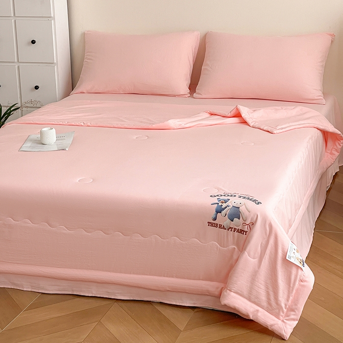 91家纺网 家纺一手货源 找家纺 易展家居 2026新款水洗棉大豆纤维夏被 布偶乐园-粉色