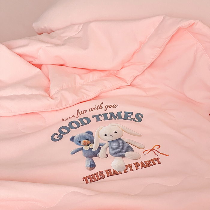 91家纺网 家纺一手货源 找家纺 易展家居 2026新款水洗棉大豆纤维夏被 布偶乐园-粉色