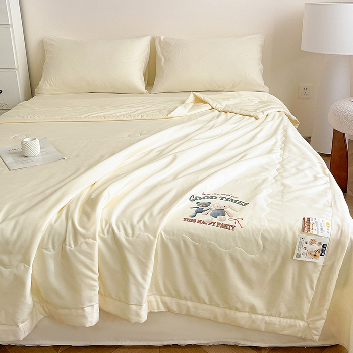 91家纺网 家纺一手货源 找家纺 易展家居 2026新款水洗棉大豆纤维夏被 布偶乐园-浅黄