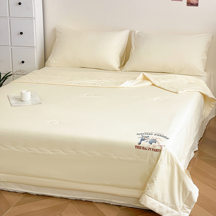 91家纺网 家纺一手货源 找家纺 易展家居 2026新款水洗棉大豆纤维夏被 布偶乐园-浅黄