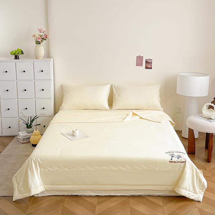 91家纺网 家纺一手货源 找家纺 易展家居 2026新款水洗棉大豆纤维夏被 布偶乐园-浅黄