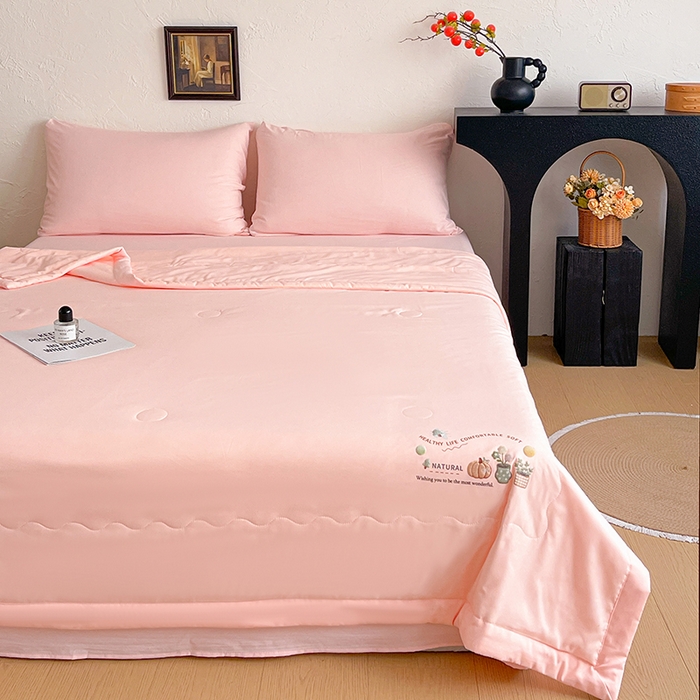 91家纺网 家纺一手货源 找家纺 易展家居 2026新款水洗棉大豆纤维夏被 田园生活-粉色