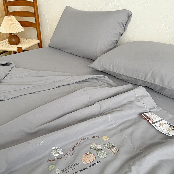 91家纺网 家纺一手货源 找家纺 易展家居 2026新款水洗棉大豆纤维夏被 田园生活-灰色