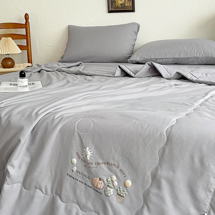 91家纺网 家纺一手货源 找家纺 易展家居 2026新款水洗棉大豆纤维夏被 田园生活-灰色