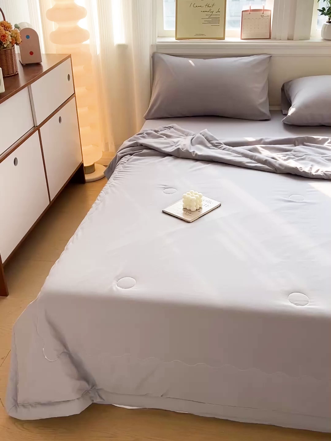 91家纺网 家纺一手货源 找家纺 易展家居 2026新款水洗棉大豆纤维夏被 熊猫·轻银灰