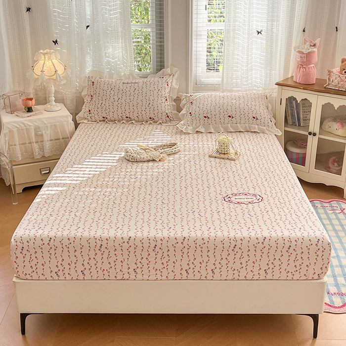 91家纺网 家纺一手货源 找家纺 圣比熊 2026新款A类云朵棉亲肤四季款刺绣床笠席梦思床罩全包床单三件套 花漾甜心（刺绣款）