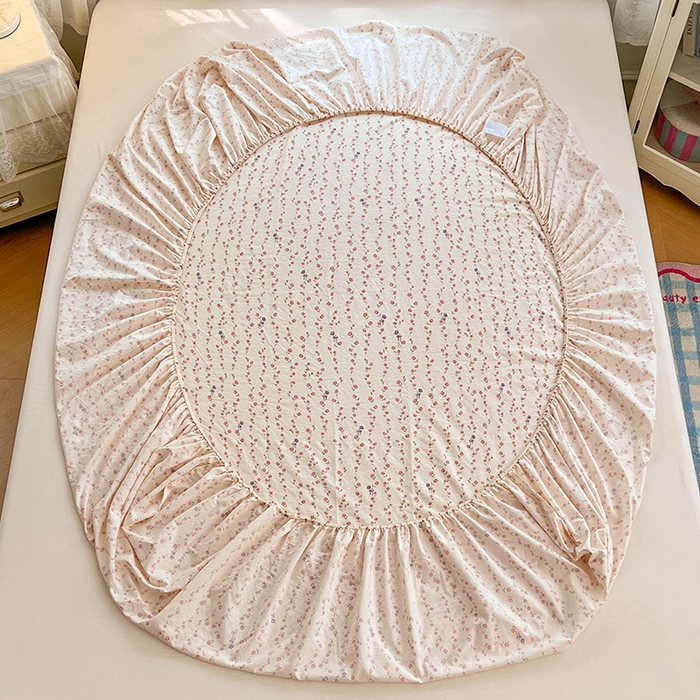 91家纺网 家纺一手货源 找家纺 圣比熊 2026新款A类云朵棉亲肤四季款刺绣床笠席梦思床罩全包床单三件套 花漾甜心（刺绣款）