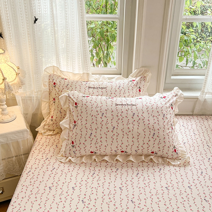 91家纺网 家纺一手货源 找家纺 圣比熊 2026新款A类云朵棉亲肤四季款刺绣床笠席梦思床罩全包床单三件套 花漾甜心（刺绣款）