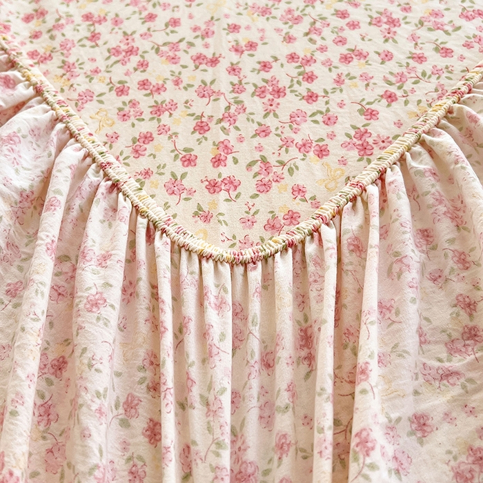 91家纺网 家纺一手货源 找家纺 圣比熊 2026新款A类云朵棉亲肤四季款刺绣床笠席梦思床罩全包床单三件套 芊芊花海（刺绣款）