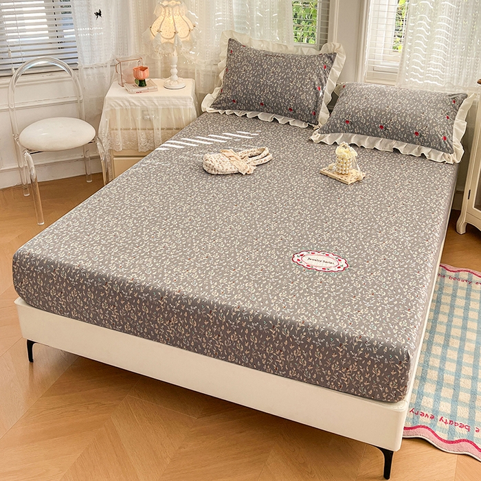 91家纺网 家纺一手货源 找家纺 圣比熊 2026新款A类云朵棉亲肤四季款刺绣床笠席梦思床罩全包床单三件套 秘密花园（刺绣款）