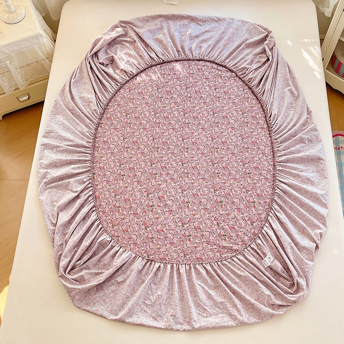 91家纺网 家纺一手货源 找家纺 圣比熊 2026新款A类云朵棉亲肤四季款刺绣床笠席梦思床罩全包床单三件套 花间集-粉（刺绣款）