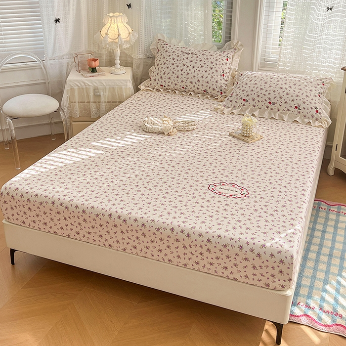 91家纺网 家纺一手货源 找家纺 圣比熊 2026新款A类云朵棉亲肤四季款刺绣床笠席梦思床罩全包床单三件套 欣欣花语-紫（刺绣款）