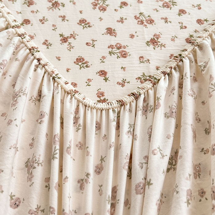 91家纺网 家纺一手货源 找家纺 圣比熊 2026新款A类云朵棉亲肤四季款刺绣床笠席梦思床罩全包床单三件套 巴黎之恋（刺绣款）