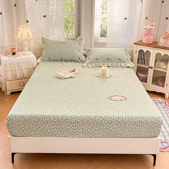 91家纺网 家纺一手货源 找家纺 圣比熊 2026新款A类云朵棉亲肤四季款刺绣床笠席梦思床罩全包床单三件套 薄荷之夏（刺绣款）