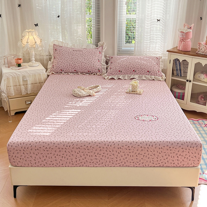 91家纺网 家纺一手货源 找家纺 圣比熊 2026新款A类云朵棉亲肤四季款刺绣床笠席梦思床罩全包床单三件套 爱丽丝-粉（刺绣款）