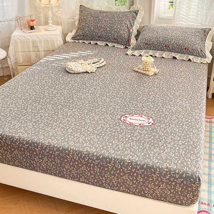 91家纺网 家纺一手货源 找家纺 圣比熊 2026新款A类云朵棉亲肤四季款刺绣床笠席梦思床罩全包床单三件套 秘密花园（刺绣款）