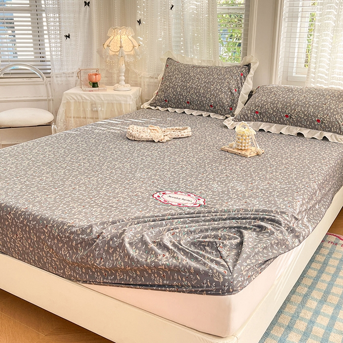 91家纺网 家纺一手货源 找家纺 圣比熊 2026新款A类云朵棉亲肤四季款刺绣床笠席梦思床罩全包床单三件套 秘密花园（刺绣款）