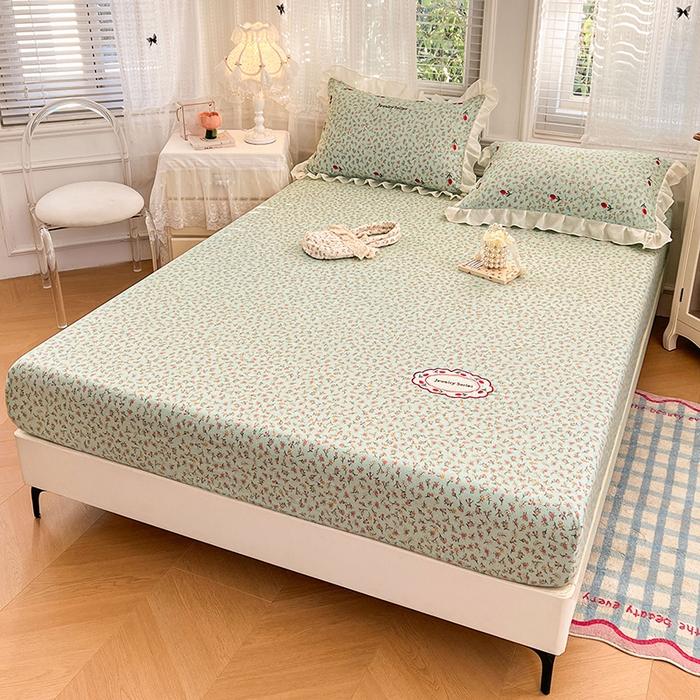 91家纺网 家纺一手货源 找家纺 圣比熊 2026新款A类云朵棉亲肤四季款刺绣床笠席梦思床罩全包床单三件套 薄荷之夏（刺绣款）