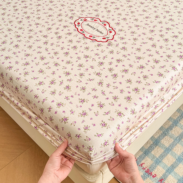 91家纺网 家纺一手货源 找家纺 圣比熊 2026新款A类云朵棉亲肤四季款刺绣床笠席梦思床罩全包床单三件套 欣欣花语-紫（刺绣款）