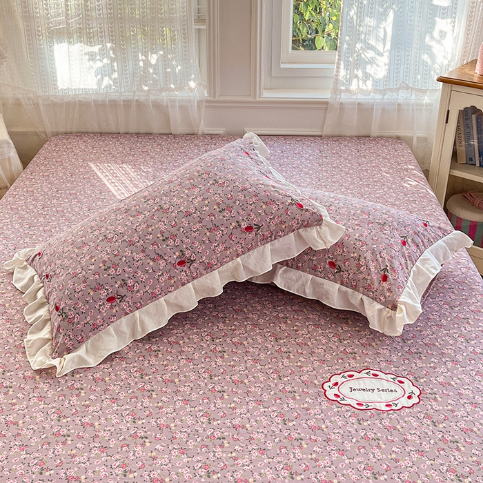 91家纺网 家纺一手货源 找家纺 圣比熊 2026新款A类云朵棉亲肤四季款刺绣床笠席梦思床罩全包床单三件套 花间集-粉（刺绣款）