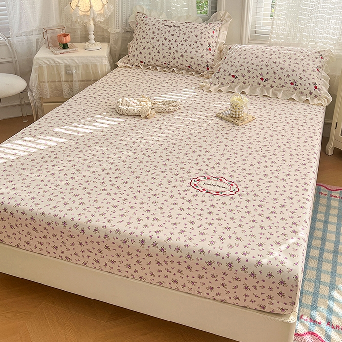 91家纺网 家纺一手货源 找家纺 圣比熊 2026新款A类云朵棉亲肤四季款刺绣床笠席梦思床罩全包床单三件套 欣欣花语-紫（刺绣款）