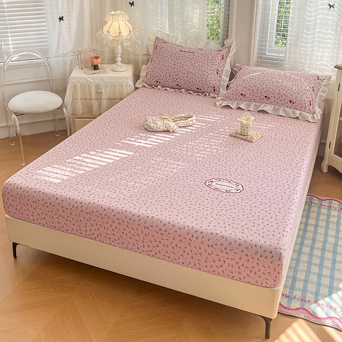 91家纺网 家纺一手货源 找家纺 圣比熊 2026新款A类云朵棉亲肤四季款刺绣床笠席梦思床罩全包床单三件套 爱丽丝-粉（刺绣款）