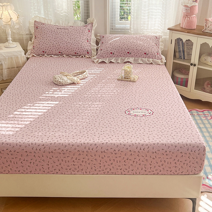 91家纺网 家纺一手货源 找家纺 圣比熊 2026新款A类云朵棉亲肤四季款刺绣床笠席梦思床罩全包床单三件套 爱丽丝-粉（刺绣款）