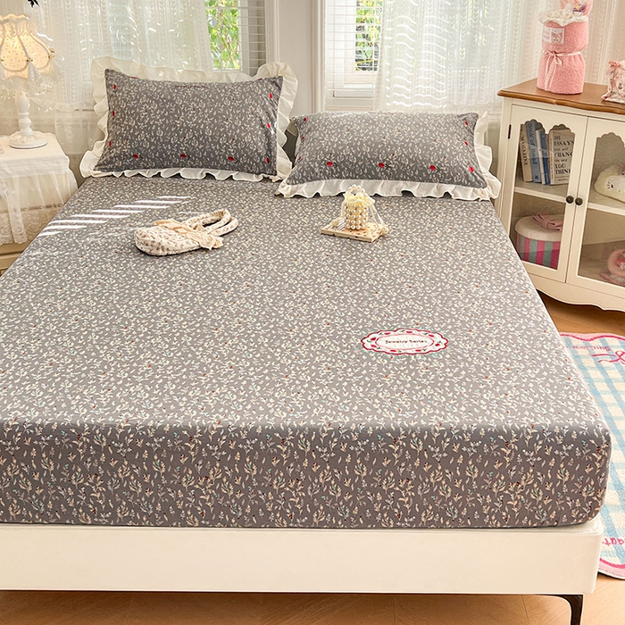 91家纺网 家纺一手货源 找家纺 圣比熊 2026新款A类云朵棉亲肤四季款刺绣床笠席梦思床罩全包床单三件套 秘密花园（刺绣款）