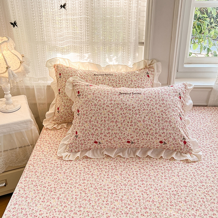 91家纺网 家纺一手货源 找家纺 圣比熊 2026新款A类云朵棉亲肤四季款刺绣床笠席梦思床罩全包床单三件套 芊芊花海（刺绣款）