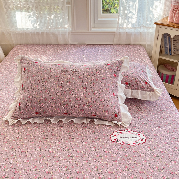 91家纺网 家纺一手货源 找家纺 圣比熊 2026新款A类云朵棉亲肤四季款刺绣床笠席梦思床罩全包床单三件套 花间集-粉（刺绣款）