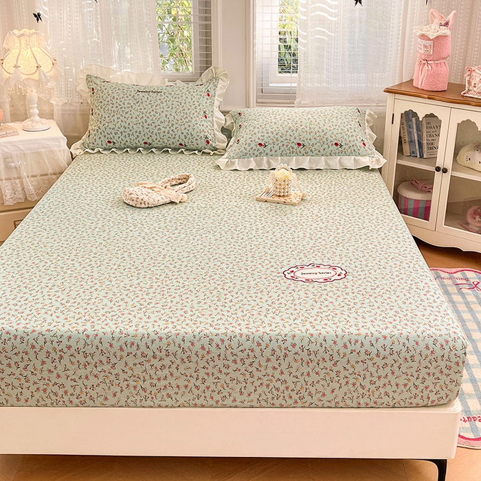 91家纺网 家纺一手货源 找家纺 圣比熊 2026新款A类云朵棉亲肤四季款刺绣床笠席梦思床罩全包床单三件套 薄荷之夏（刺绣款）
