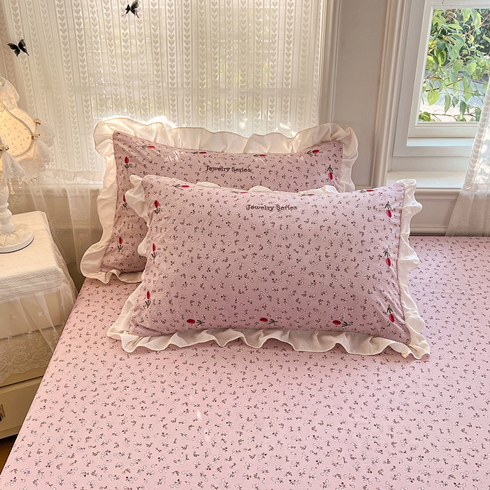 91家纺网 家纺一手货源 找家纺 圣比熊 2026新款A类云朵棉亲肤四季款刺绣床笠席梦思床罩全包床单三件套 爱丽丝-粉（刺绣款）