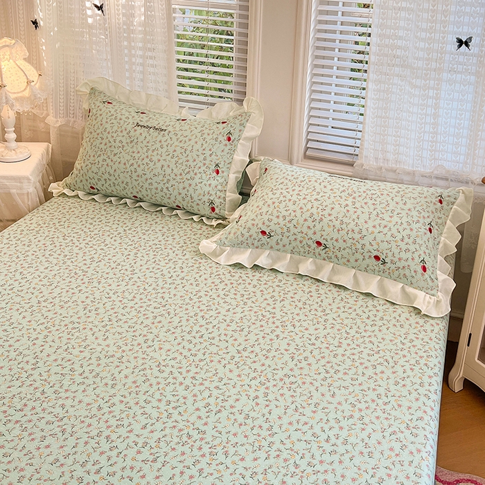 91家纺网 家纺一手货源 找家纺 圣比熊 2026新款A类云朵棉亲肤四季款刺绣床笠席梦思床罩全包床单三件套 薄荷之夏（刺绣款）