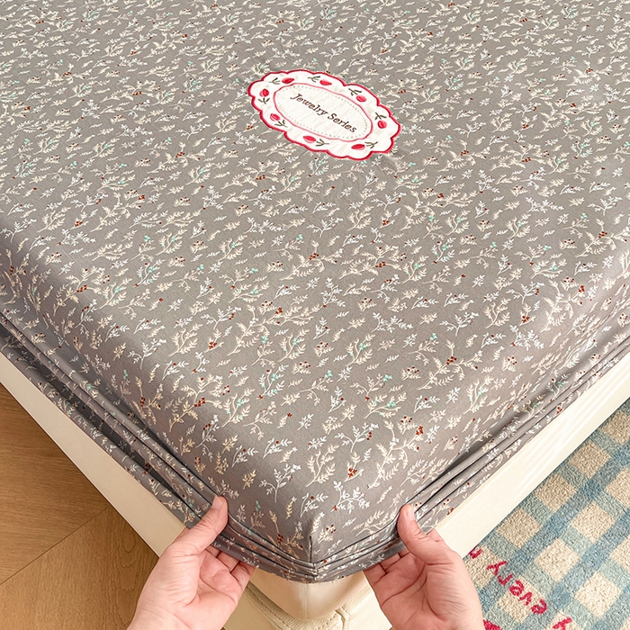 91家纺网 家纺一手货源 找家纺 圣比熊 2026新款A类云朵棉亲肤四季款刺绣床笠席梦思床罩全包床单三件套 秘密花园（刺绣款）