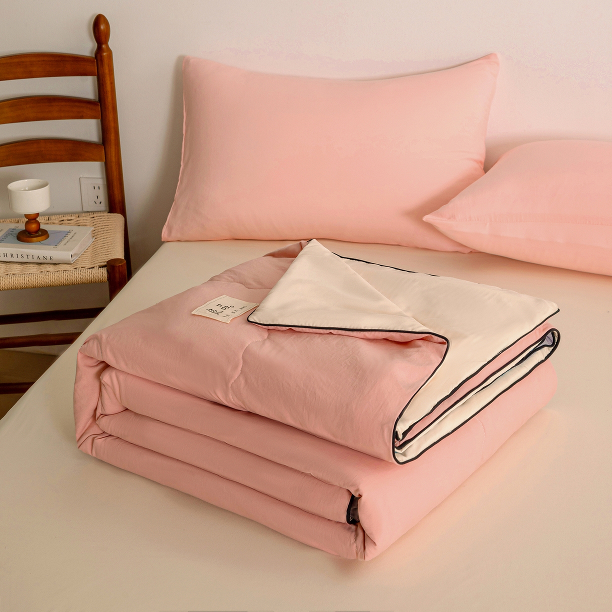 91家纺网 家纺一手货源 找家纺 易展家居 2026新款水洗棉新疆棉花夏被-嵌绳款 嵌绳-浅粉