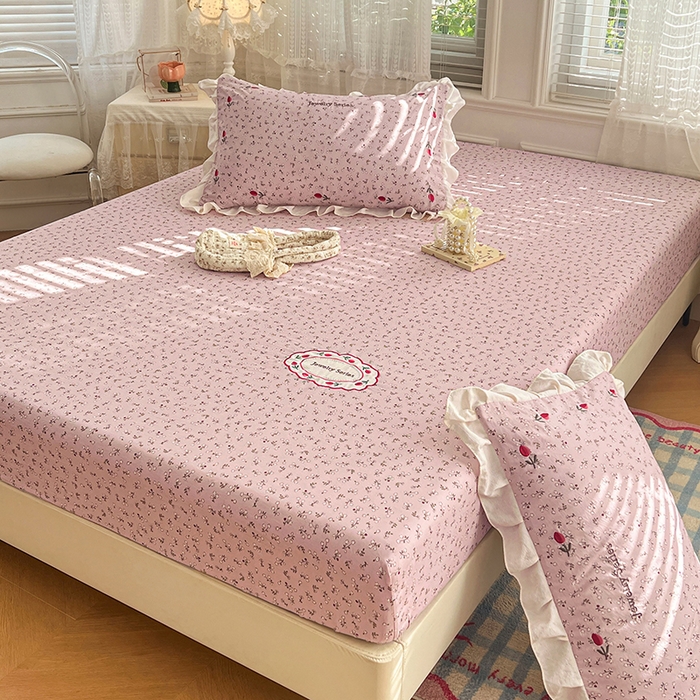 91家纺网 家纺一手货源 找家纺 圣比熊 2026新款A类云朵棉亲肤四季款刺绣床笠席梦思床罩全包床单三件套 爱丽丝-粉（刺绣款）