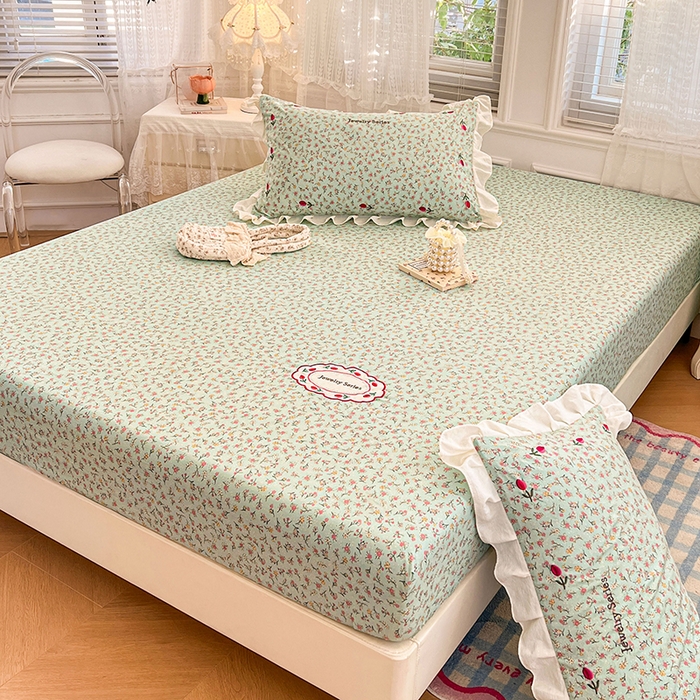 91家纺网 家纺一手货源 找家纺 圣比熊 2026新款A类云朵棉亲肤四季款刺绣床笠席梦思床罩全包床单三件套 薄荷之夏（刺绣款）