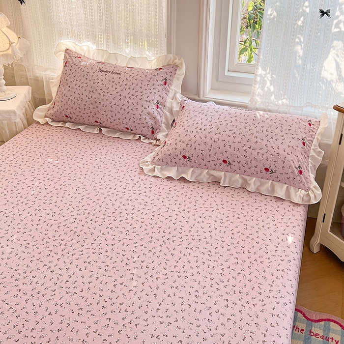 91家纺网 家纺一手货源 找家纺 圣比熊 2026新款A类云朵棉亲肤四季款刺绣床笠席梦思床罩全包床单三件套 爱丽丝-粉（刺绣款）