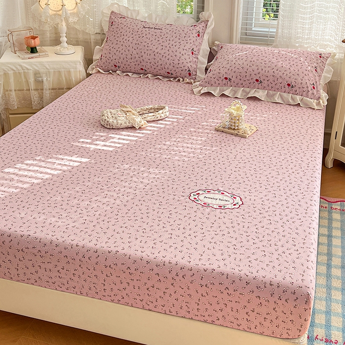91家纺网 家纺一手货源 找家纺 圣比熊 2026新款A类云朵棉亲肤四季款刺绣床笠席梦思床罩全包床单三件套 爱丽丝-粉（刺绣款）