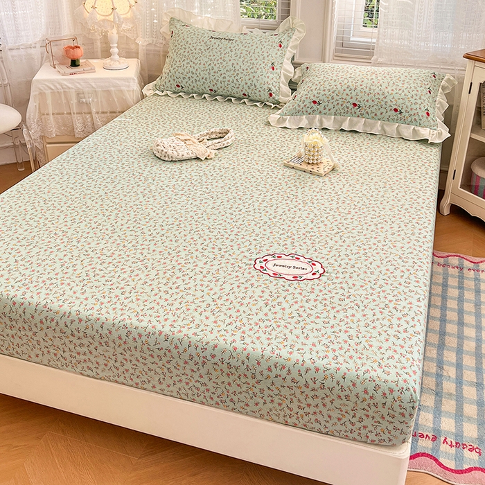 91家纺网 家纺一手货源 找家纺 圣比熊 2026新款A类云朵棉亲肤四季款刺绣床笠席梦思床罩全包床单三件套 薄荷之夏（刺绣款）