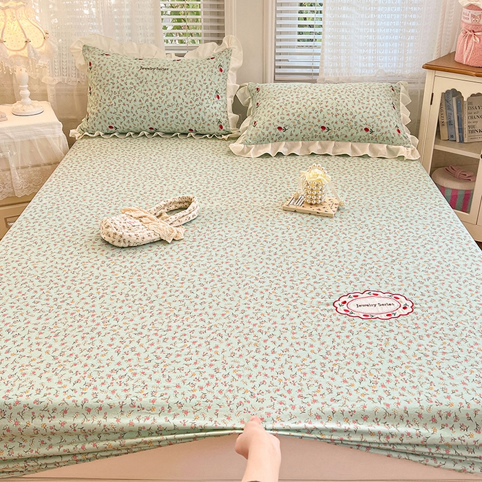 91家纺网 家纺一手货源 找家纺 圣比熊 2026新款A类云朵棉亲肤四季款刺绣床笠席梦思床罩全包床单三件套 薄荷之夏（刺绣款）