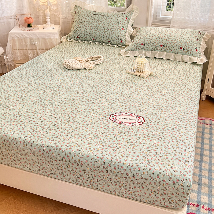 91家纺网 家纺一手货源 找家纺 圣比熊 2026新款A类云朵棉亲肤四季款刺绣床笠席梦思床罩全包床单三件套 薄荷之夏（刺绣款）