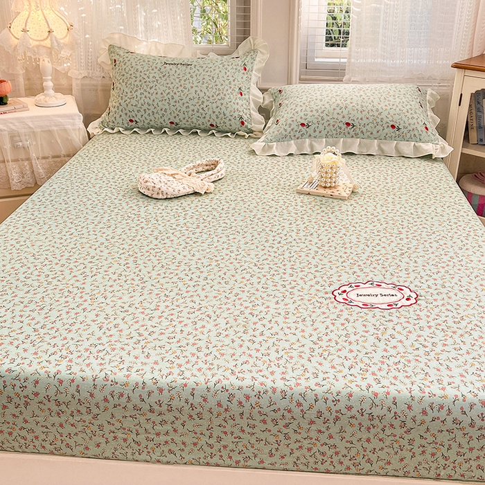 91家纺网 家纺一手货源 找家纺 圣比熊 2026新款A类云朵棉亲肤四季款刺绣床笠席梦思床罩全包床单三件套 薄荷之夏（刺绣款）