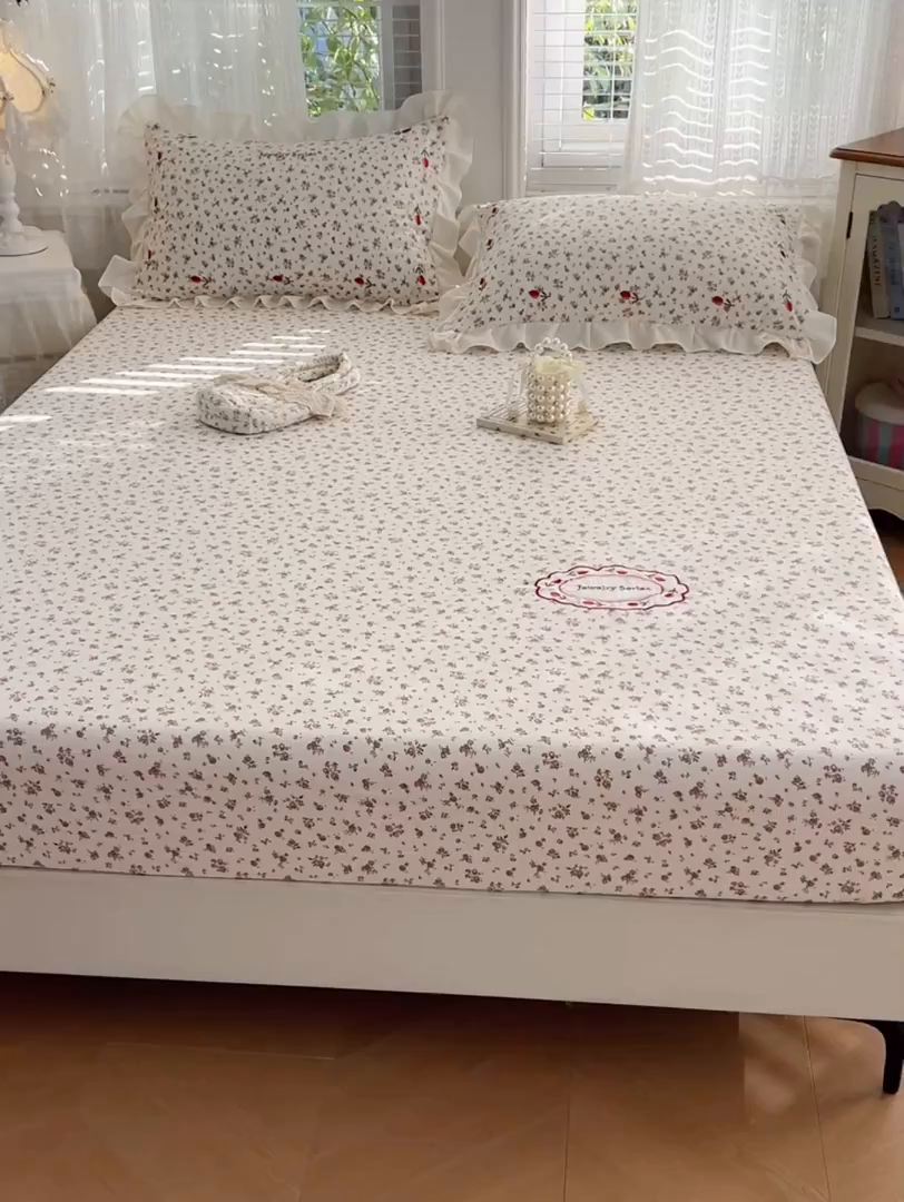 91家纺网 家纺一手货源 找家纺 圣比熊 2026新款A类云朵棉亲肤四季款刺绣床笠席梦思床罩全包床单三件套 巴黎之恋（刺绣款）