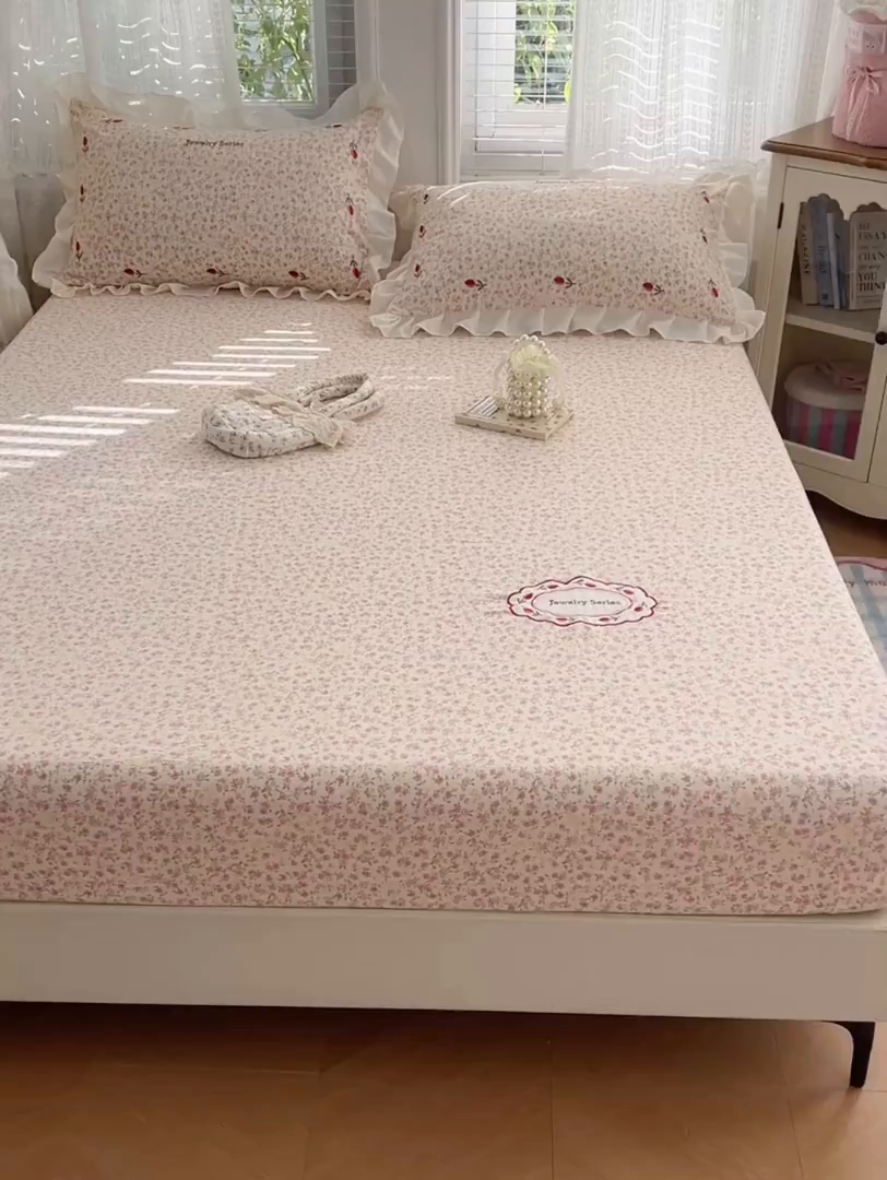 91家纺网 家纺一手货源 找家纺 圣比熊 2026新款A类云朵棉亲肤四季款刺绣床笠席梦思床罩全包床单三件套 芊芊花海（刺绣款）