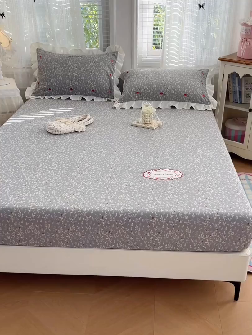 91家纺网 家纺一手货源 找家纺 圣比熊 2026新款A类云朵棉亲肤四季款刺绣床笠席梦思床罩全包床单三件套 秘密花园（刺绣款）