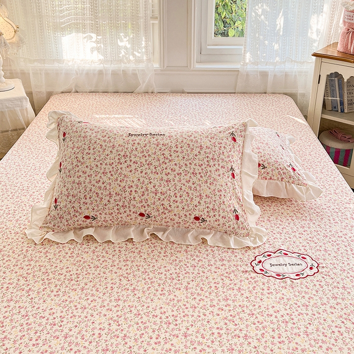 91家纺网 家纺一手货源 找家纺 圣比熊 2026新款A类云朵棉亲肤四季款刺绣床笠席梦思床罩全包床单三件套 芊芊花海（刺绣款）